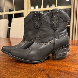 Dingo Black leather Studded Skull Heeled Boots